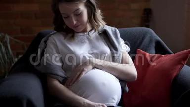 孕妇抚摸她的肚子